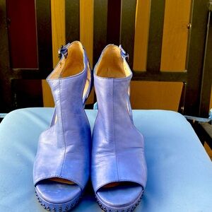 VINCE CAMUTO BLUE LEATHER OPEN TOE WEDGES SIZE 8